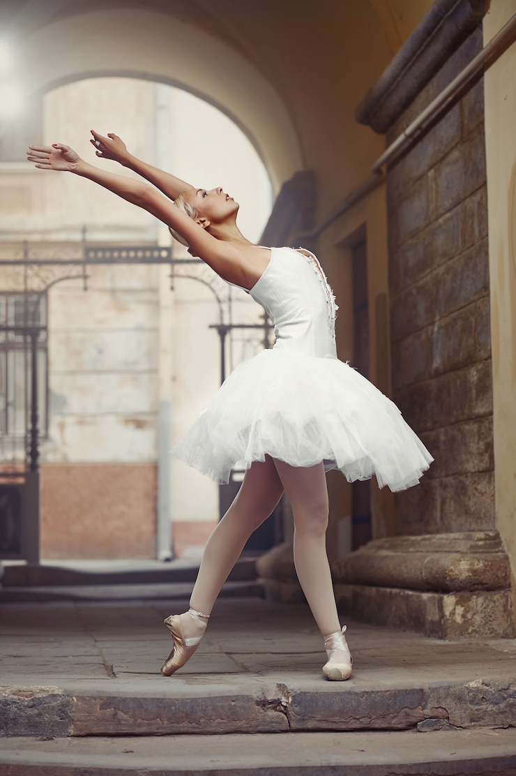 Free Photo beautiful ballet woman outdoors
