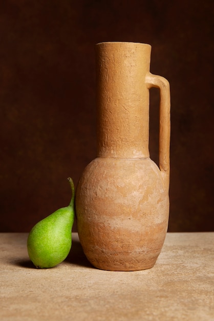 Foto gratuita bellissimo vaso barocco e natura morta di pera