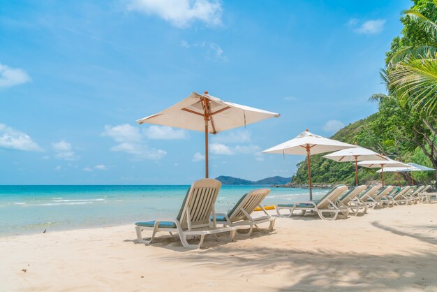 Красивые шезлонги с зонтиком на тропический белый песчаный СБЕР