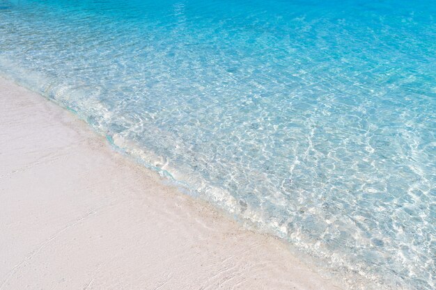 トラッド県タイ東部の青い水背景テクスチャで美しいビーチビュー島海