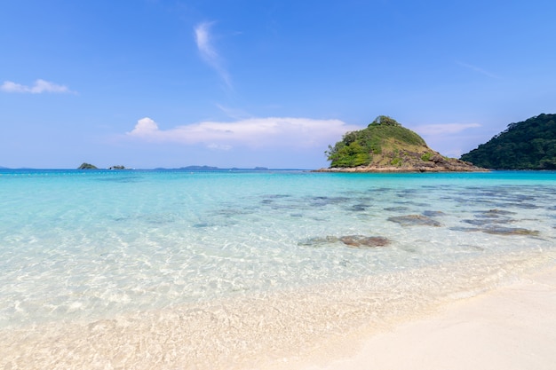 푸른 하늘 배경에 태국 동부 트라 지방 동부에서 아름다운 해변보기 코 창 섬 바다