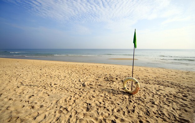 ベトナムのホイアンにあるインフレータブルリングのある美しいビーチ