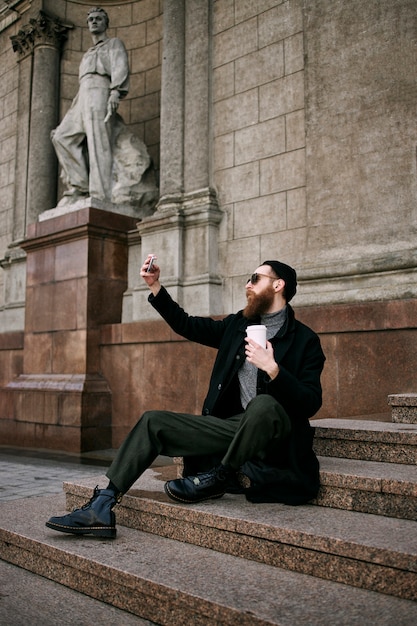 Foto gratuita bella persona bielorussa in città