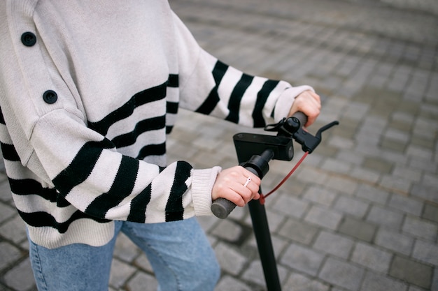 Foto gratuita bella persona bielorussa in città