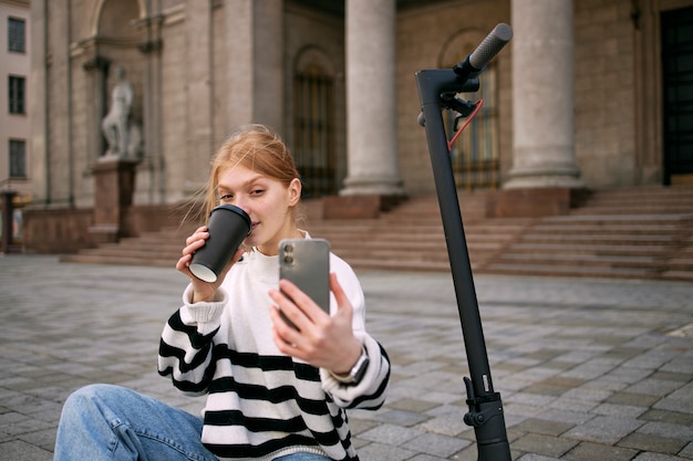 Foto gratuita bella persona bielorussa in città