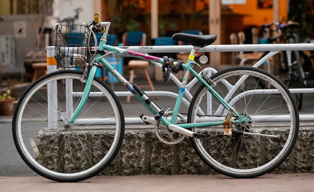 Бесплатное фото Красивый велосипед с корзиной