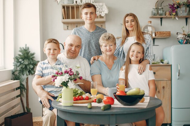 Красивая большая семья готовить еду на кухне