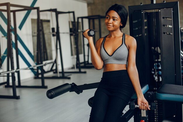 아름다운 흑인 여자는 체육관에 종사하고있다