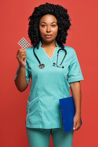 무료 사진 아름 다운 검은 간호사 초상화