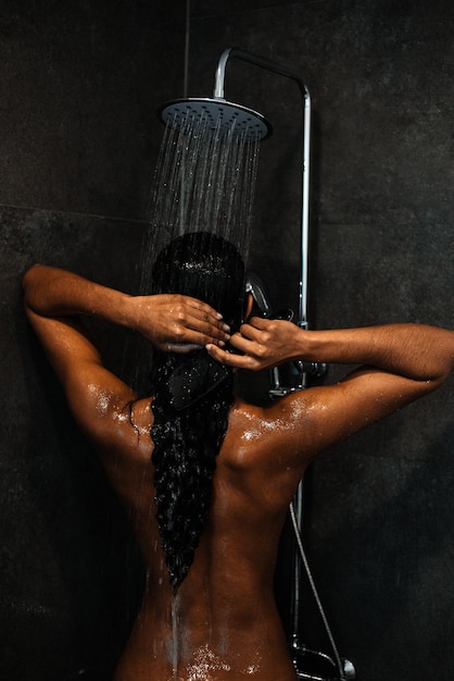 무료 사진 샤워실에서 아름다운 흑인 여성