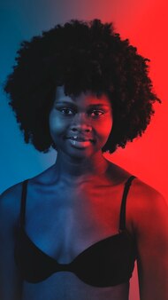 アフロ​髪​の​携帯​電話​の​壁紙​を​持つ​美しい​黒人​女性