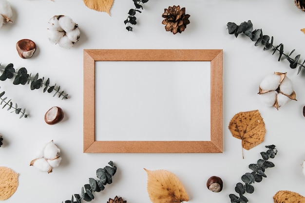 Free photo beautiful blank frame concept