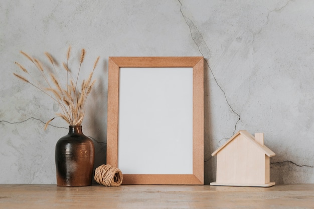 Free photo beautiful blank frame concept
