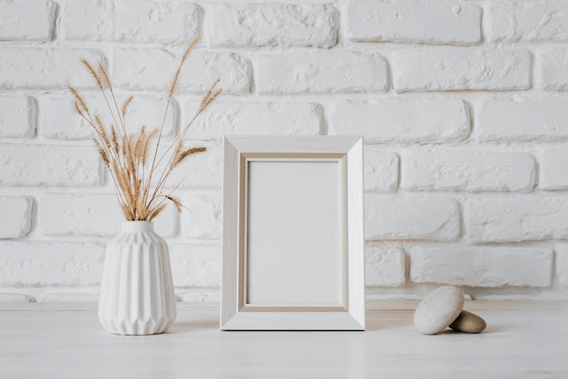 Free photo beautiful blank frame concept