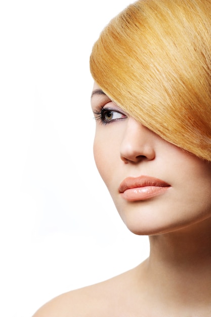 美しい金髪の女性-創造性の髪型