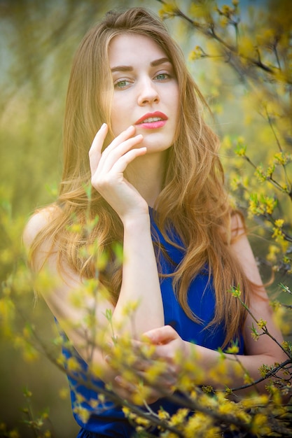 따뜻한 봄 날에 공원에서 아름 다운 금발 여자