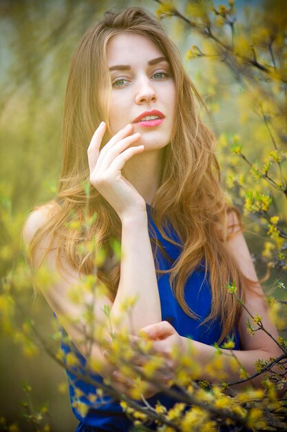 Красивая белокурая женщина в парке на теплый весенний день