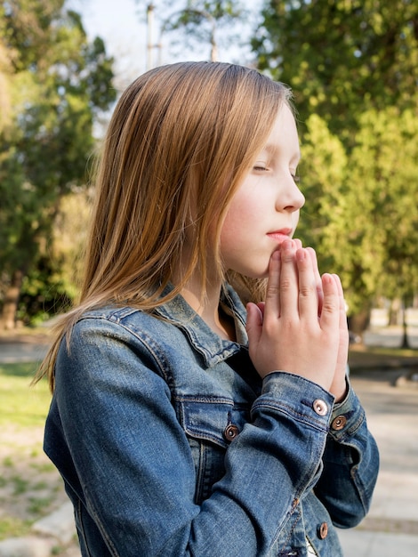 Free photo beautiful blonde girl praying