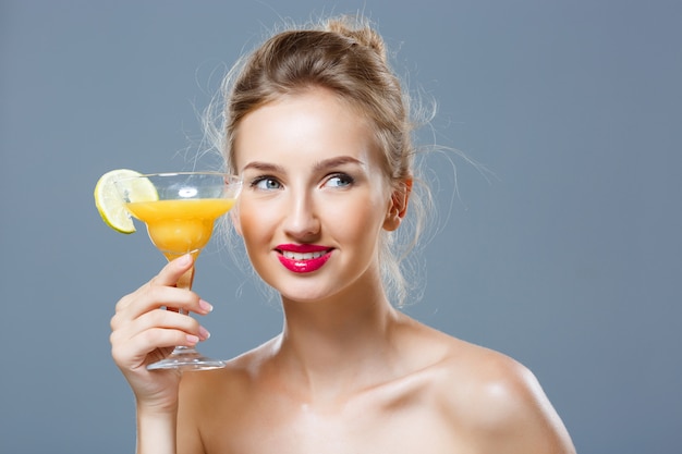 Foto gratuita bella donna bionda che sorride, tenendo cocktail