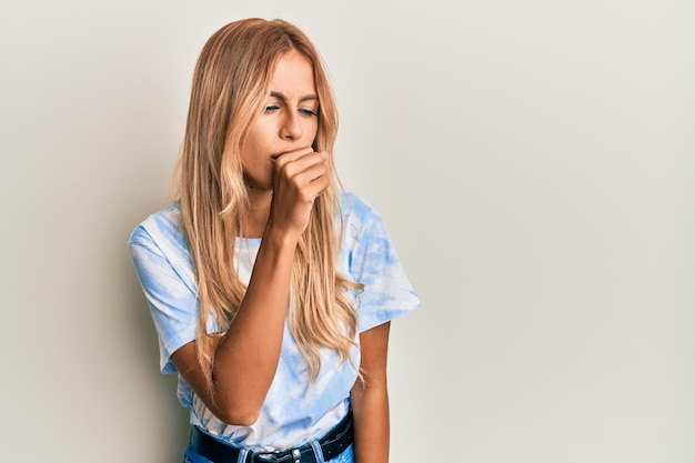 Free photo beautiful blonde young woman wearing tye die tshirt feeling unwell and coughing as symptom for cold or bronchitis health care concept