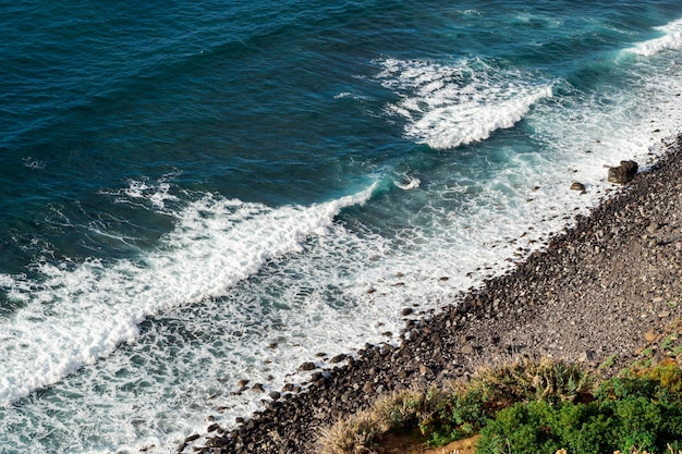 美しい青い海の波