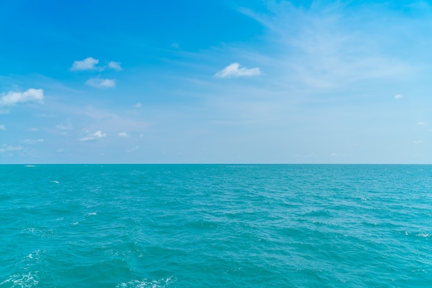 Красивый синий море и небо
