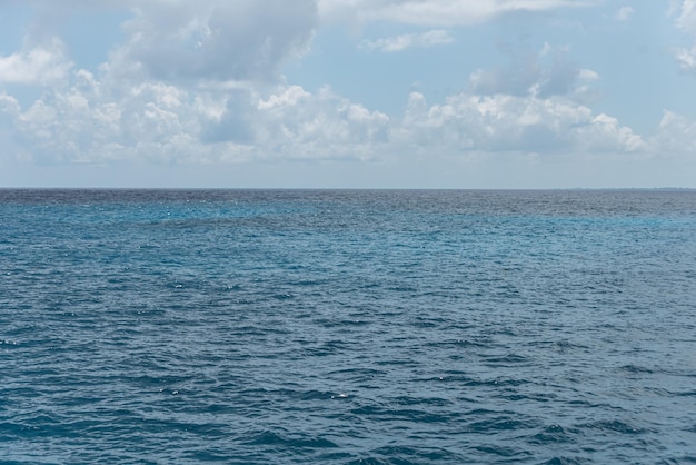 무료 사진 아름다운 파란 바다 물 조류와 하늘