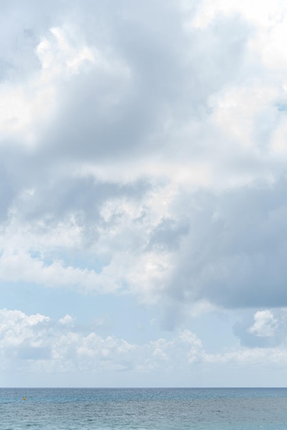 Foto gratuita bella marea blu, marea e cielo.