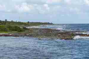 Free photo beautiful blue sea water tide and sky