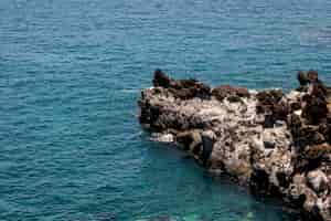 Foto gratuita bella acqua di mare blu con rocce