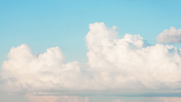 白い雲と美しい青い空