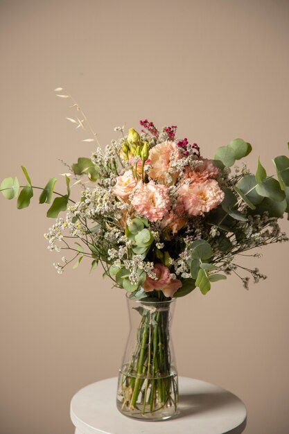 Красивая ваза с цветами в стиле бохо