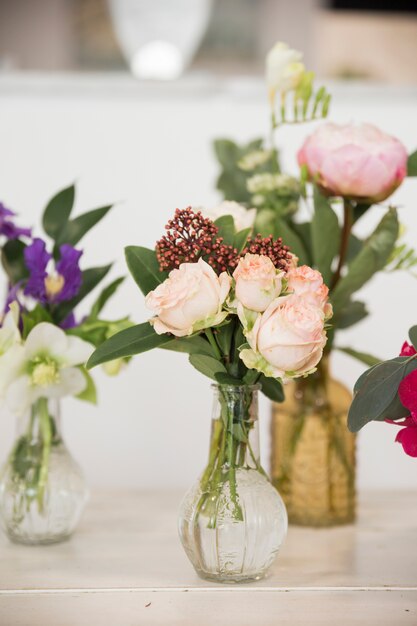 Красивый букет цветов в вазе на столе