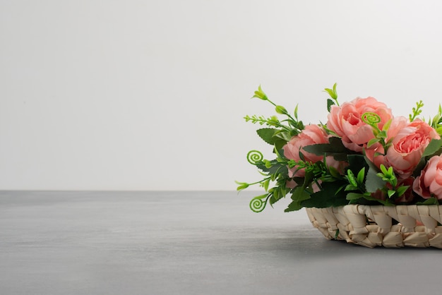 無料写真 灰色のテーブルにピンクのバラの美しい花束。