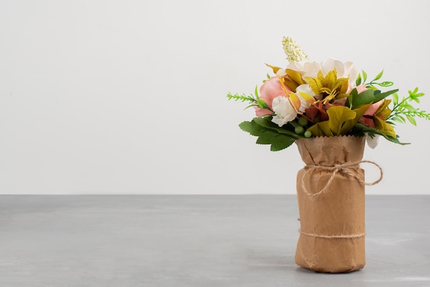 Foto gratuita bellissimo bouquet di rose rosa sul tavolo grigio.