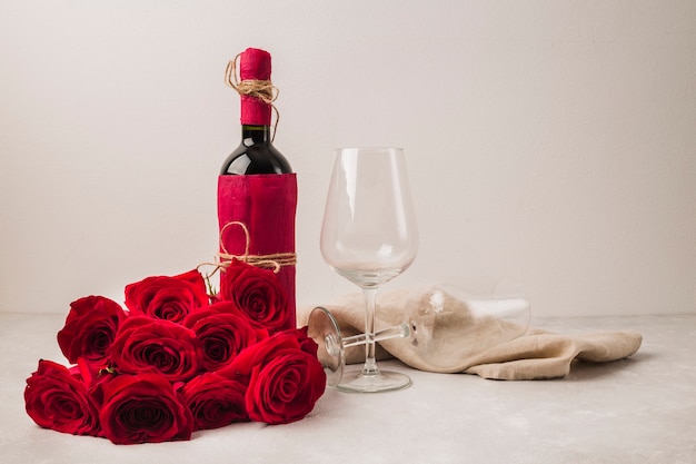 Красивый букет роз и вина