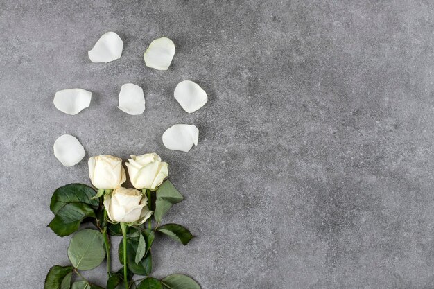 大理石の上に置かれた白いバラの美しい花束。