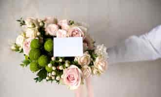 Free photo beautiful bouquet with empty note