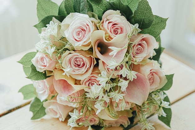 Free photo beautiful bouquet with pink roses and green leaves