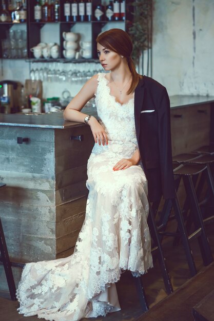 エレガントな白いウェディングドレスの美しい花嫁