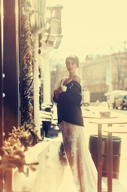 Bella sposa in un elegante abito da sposa bianco