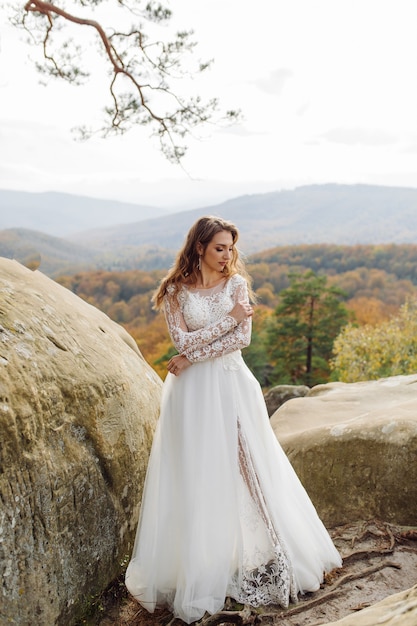 Красивая невеста в белом представлять платье. Бесплатные Фотографии