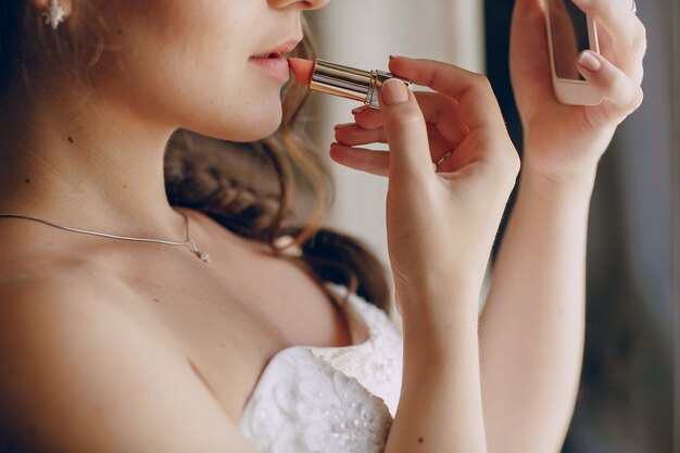 美しい花嫁は彼女の唇を描きます