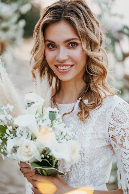 Foto gratuita bellissimo ritratto di sposa in spiaggia