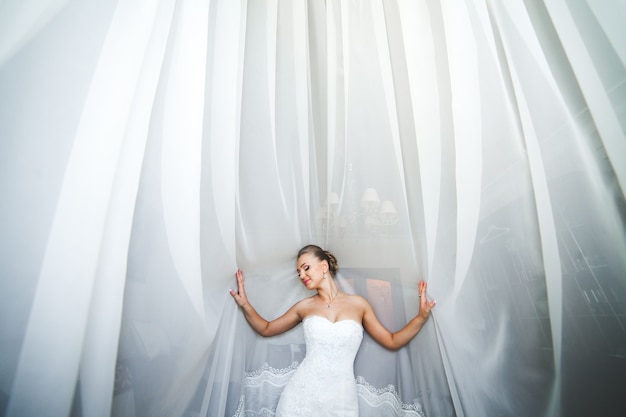 Beautiful bride posing in daylight