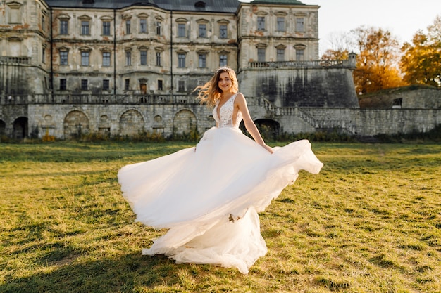 Free photo a beautiful bride wearing wedding dress