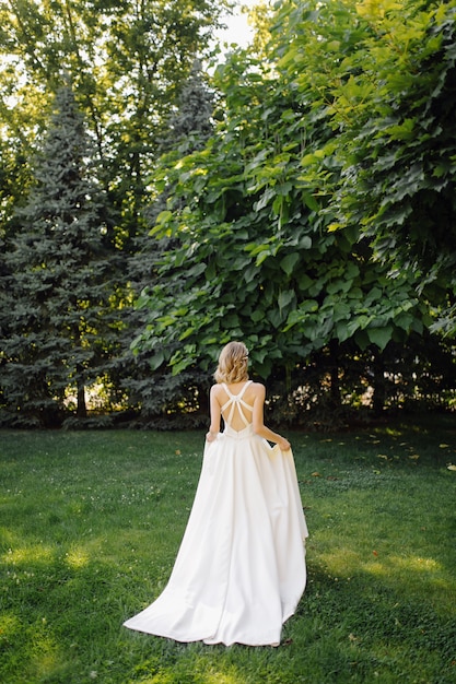 ウェディングドレスを着ている美しい花嫁