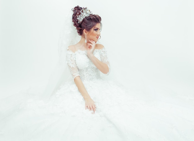 白い背景の上の美しい花嫁