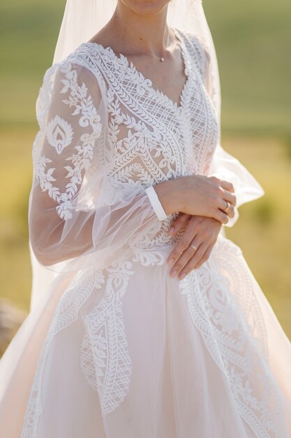 白いドレスのポーズで美しい花嫁。
