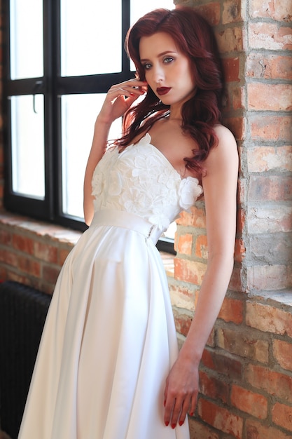 하얀 웨딩 드레스를 입고 아름 다운 신부